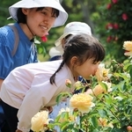 花の香りを嗅ぐ子ども＝県立明石公園