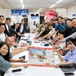 イベント開催に向けて準備を進める実行委員会のメンバーら＝明石市本町１