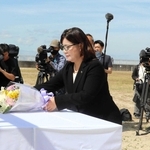 陥没事故が発生した現場で献花する丸谷聡子市長＝大蔵海岸