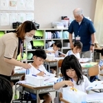 授業をサポートする藤田麻美さん（左）と松森巡さん（奥）＝大観小学校