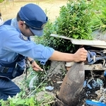 砲弾の回収作業をする明石署員＝29日午後、明石市立石１