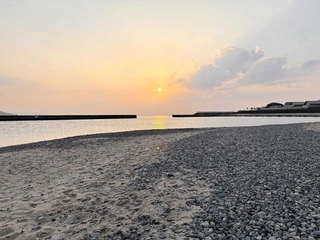 大蔵海岸公園から臨む夕日（明石市提供）