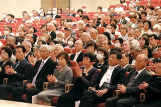 明石市からも多くの夫婦が出席した金婚夫婦祝福式典＝神戸市中央区、神戸ポートピアホテル（撮影・杉山雅崇）
