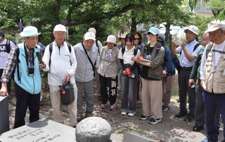 牧野満徳さん（左）の話を聞く参加者ら＝明石市大観町