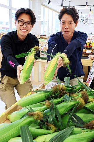 「スイートモーニング」をＰＲするＪＡ兵庫南の職員＝ふぁ～みんＳＨＯＰ魚住