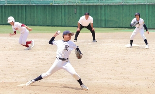 軟式野球で懸命にプレーする選手ら＝明石公園第２野球場