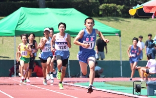 ゴールを目指し懸命に走る選手ら＝きしろスタジアム