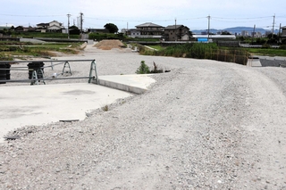 江井ケ島松陰新田線の未整備区間＝明石市大久保町松陰新田