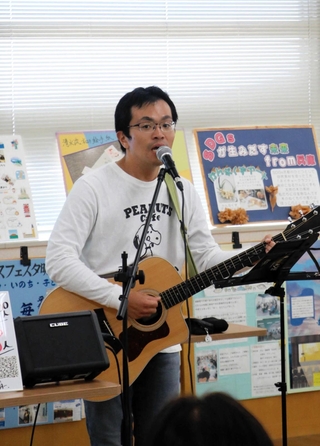 理科の知識を詰め込んだ歌を披露するアンディタカさん＝明石市東仲ノ町