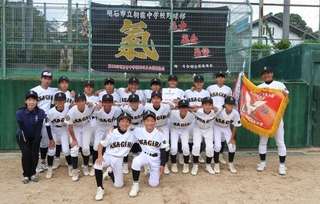 優勝を果たした朝霧の選手たち＝明石公園第２野球場