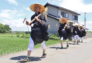 豊作を願い水田地帯を進む氏子ら＝明石市魚住町清水