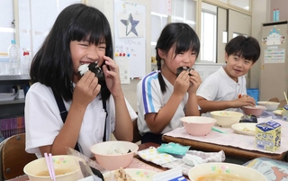 給食で出された明石のりを味わう児童ら＝大観小学校