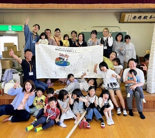 愛媛県で初開催した講演会で、参加者らと記念撮影（柏木優作さん提供）