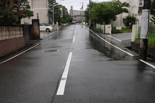 中央線の撤去や路側帯の拡幅が予定されている市道＝明石市松が丘１