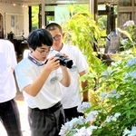 見頃を迎えたアジサイの撮影に挑戦する中学生ら＝花と緑のまちづくりセンター