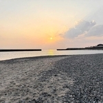 大蔵海岸公園から臨む夕日（明石市提供）