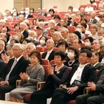 明石市からも多くの夫婦が出席した金婚夫婦祝福式典＝神戸市中央区、神戸ポートピアホテル（撮影・杉山雅崇）