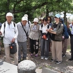 牧野満徳さん（左）の話を聞く参加者ら＝明石市大観町
