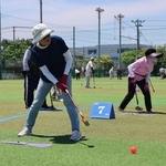 晴天の下、プレーを楽しむ参加者たち＝明石市二見町南二見