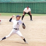 軟式野球で懸命にプレーする選手ら＝明石公園第２野球場