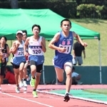 ゴールを目指し懸命に走る選手ら＝きしろスタジアム