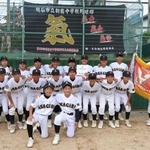 優勝を果たした朝霧の選手たち＝明石公園第２野球場