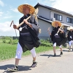 豊作を願い水田地帯を進む氏子ら＝明石市魚住町清水
