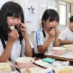 給食で出された明石のりを味わう児童ら＝大観小学校