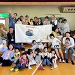 愛媛県で初開催した講演会で、参加者らと記念撮影（柏木優作さん提供）