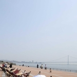 明石海峡を見ながら休めるハンモックカフェ＝明石市中崎１