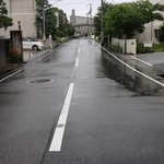 中央線の撤去や路側帯の拡幅が予定されている市道＝明石市松が丘１