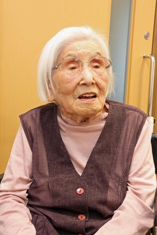 ７月７日の空襲の体験を語る炭谷光世さん＝明石市内