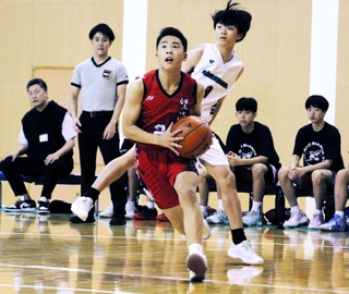 バスケットボール男子決勝、ドリブルで相手守備陣を突破する望海の選手＝加古川市西神吉町鼎