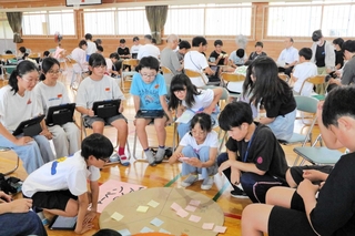 教員や地域住民らと意見を交わす児童たち＝王子小学校