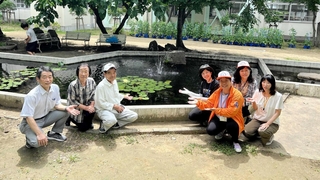 高丘西小の中庭の清掃に取り組んでいる用務員や地域住民ら＝明石市大久保町高丘７