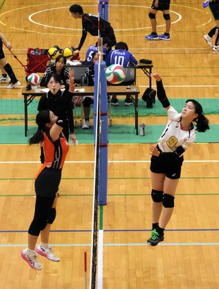 バレーボール女子でアタックを放つ朝霧の選手（右）＝加東市滝野総合公園体育館スカイピア