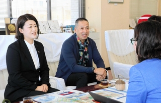 丸谷聡子市長（右）に抱負や活動を報告する山田真理さん（左）と中田充武さん＝明石市役所