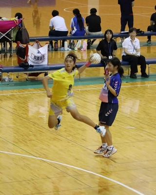 シュートを放つ望海の選手＝ＳＨＯＷＡグループ総合体育館
