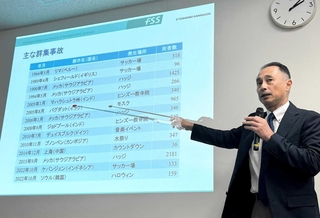 明石歩道橋事故など国内外の群衆事故の事例や対策などについて講演した関西大の川口寿裕教授＝明石市中崎１