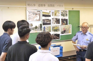 若手署員を前に明石歩道橋事故の教訓について解説する小西正吾地域官（右）＝明石署