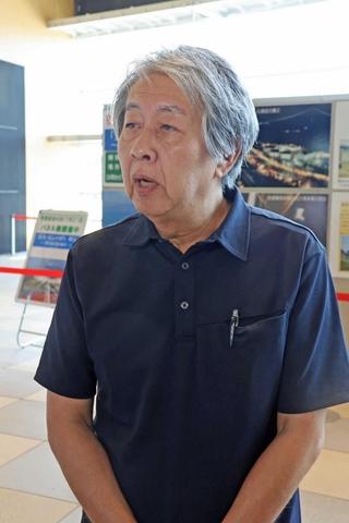 韓国の遺族との交流などについて、報道陣の取材に答える下村誠治さん＝明石市大明石町１
