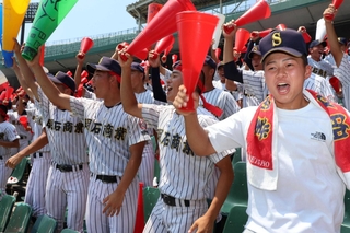 ２回、１点を返して沸き立つ明石商の応援団＝ほっともっとフィールド神戸