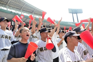 ５回表、先制のチャンスで選手を鼓舞する応援団＝ほっともっとフィールド神戸