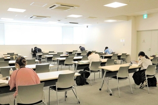 自習する利用者ら＝明石市大明石町１