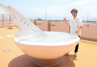 「セイコークラゲ日時計」とデザインした佐藤紳二さん＝明石市立天文科学館