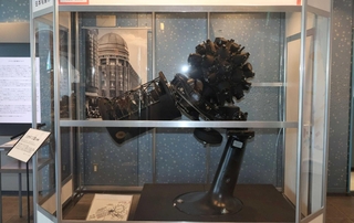 特別展で展示中の世界初のプラネタリウム「ツァイス１型」＝明石市立天文科学館