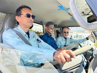 サングラスを着用して公用車を運転する明石市の職員ら＝明石市中崎１
