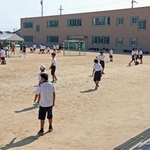 部活動中の生徒たち。奥に見えるのがプレハブ校舎＝大久保北中学校