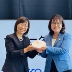 クラゲ日時計の模型を手に持つセイコーグループの金川宏美常務執行役員（左）と丸谷聡子市長＝あかし市民広場