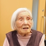 ７月７日の空襲の体験を語る炭谷光世さん＝明石市内